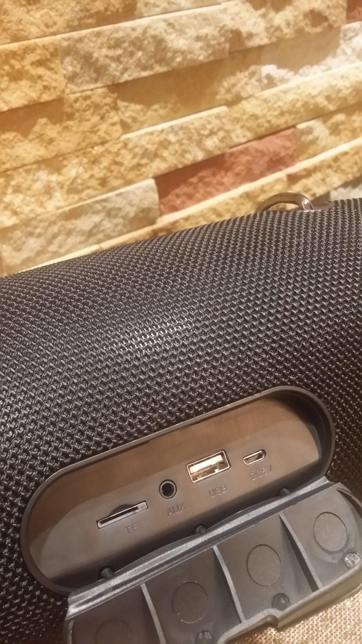 Zvučnik JBL Extreme 2 predstavljen kao uređaj za reprodukciju zvuka.