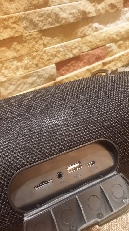 Zvučnik JBL Extreme 2 predstavljen kao uređaj za reprodukciju zvuka.