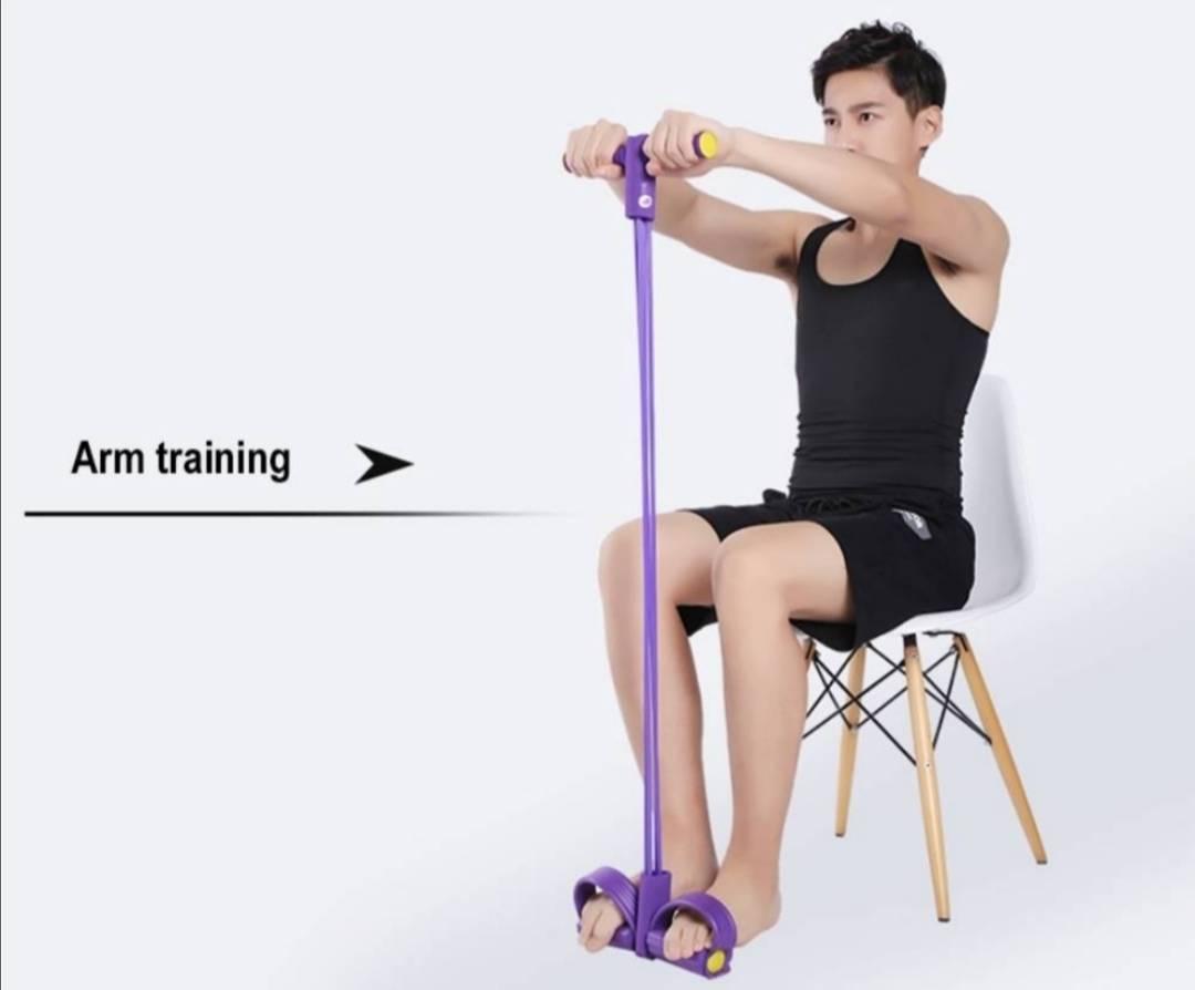 Fitnes ekspander sa ručkama i pedalama širine 25 cm.