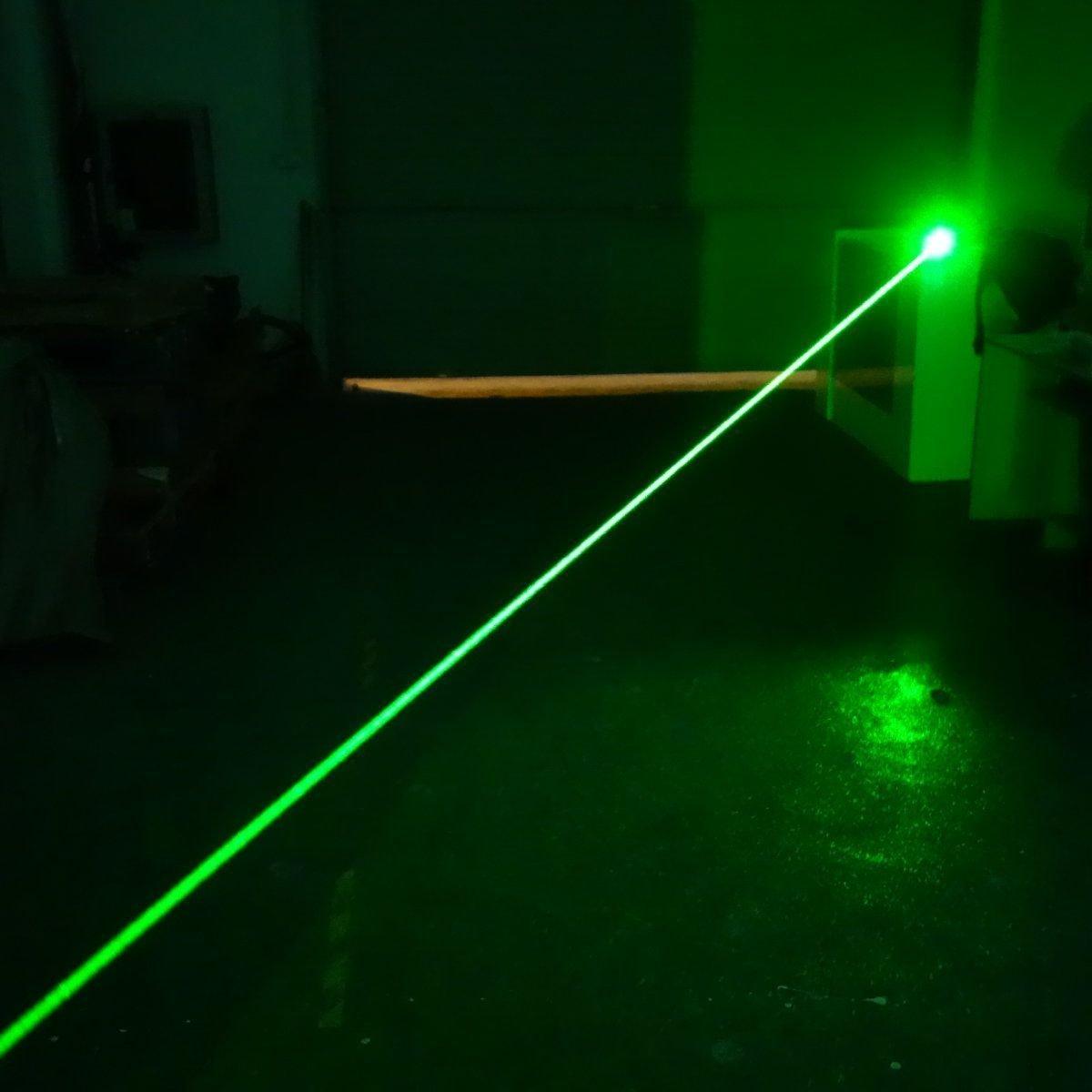 Zeleni laserski pokazivač sa podesivim fokusom.