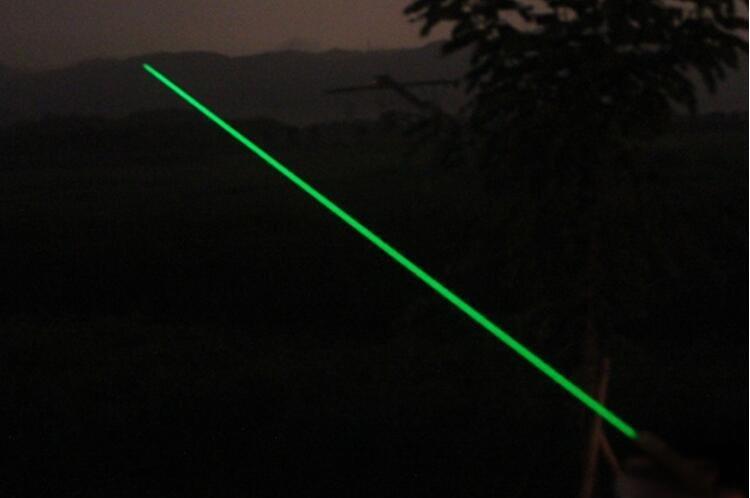 Laserski pokazivač sa nastavkom za efekat zvezdanog neba.