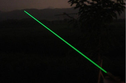 Laserski pokazivač sa nastavkom za efekat zvezdanog neba.