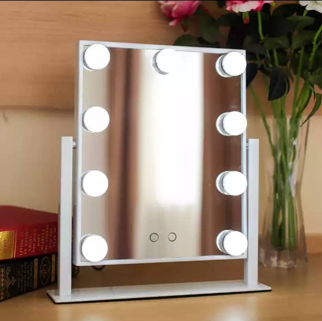 Na slici je kozmetičko ogledalo sa devet LED sijalica.