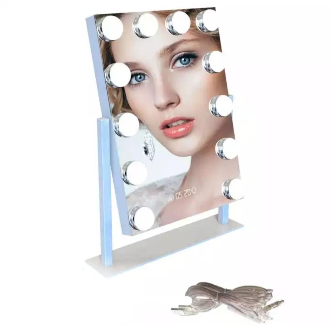 Na ogledalu se vidi niz LED sijalica koje daju beličasto svetlo.