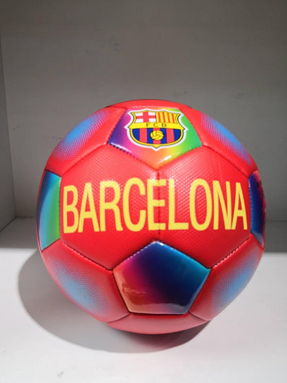 Na slici je šarena fudbalska lopta sa Barcelona motivom.