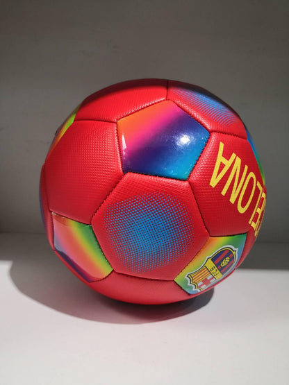 Prikazana je lopta za fudbal ukrašena šarenim Barcelona motivom.