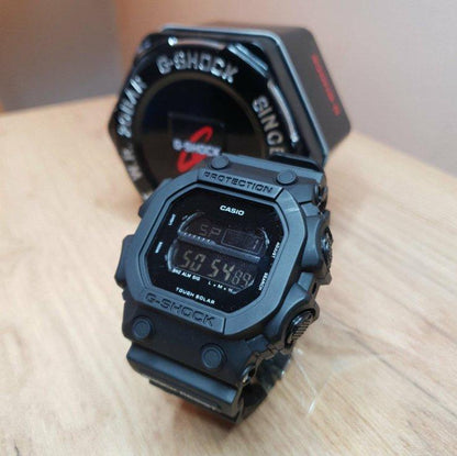 Gumirani G Shock sat prikazan na fotografiji.