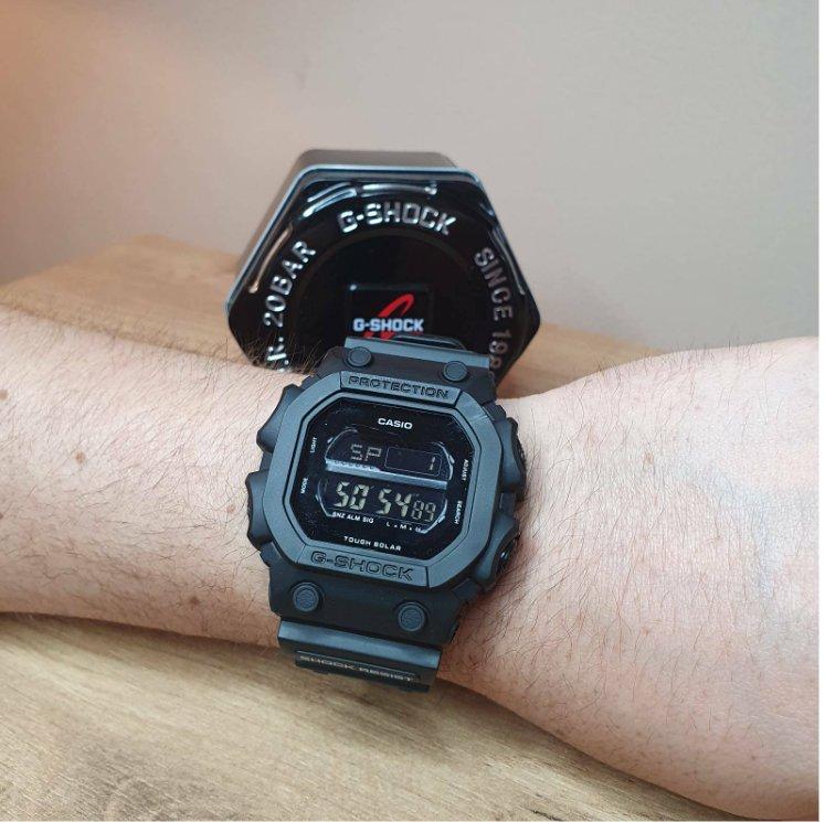 Gumirani sat G Shock prikazan iz drugog ugla.