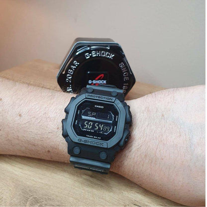 Gumirani sat G Shock prikazan iz drugog ugla.