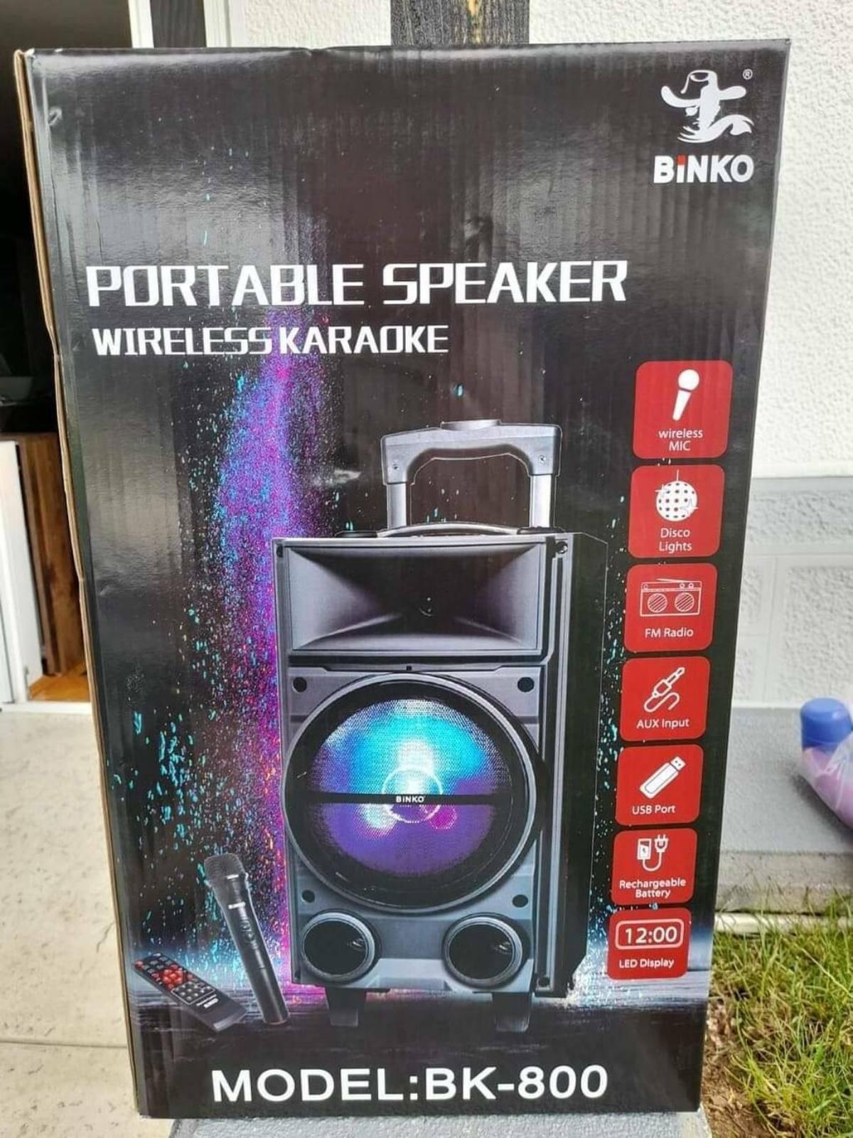 BINKO BK-800 je zvučnik sa Bluetooth povezivanjem, radiom i ulazima za različite izvore zvuka.