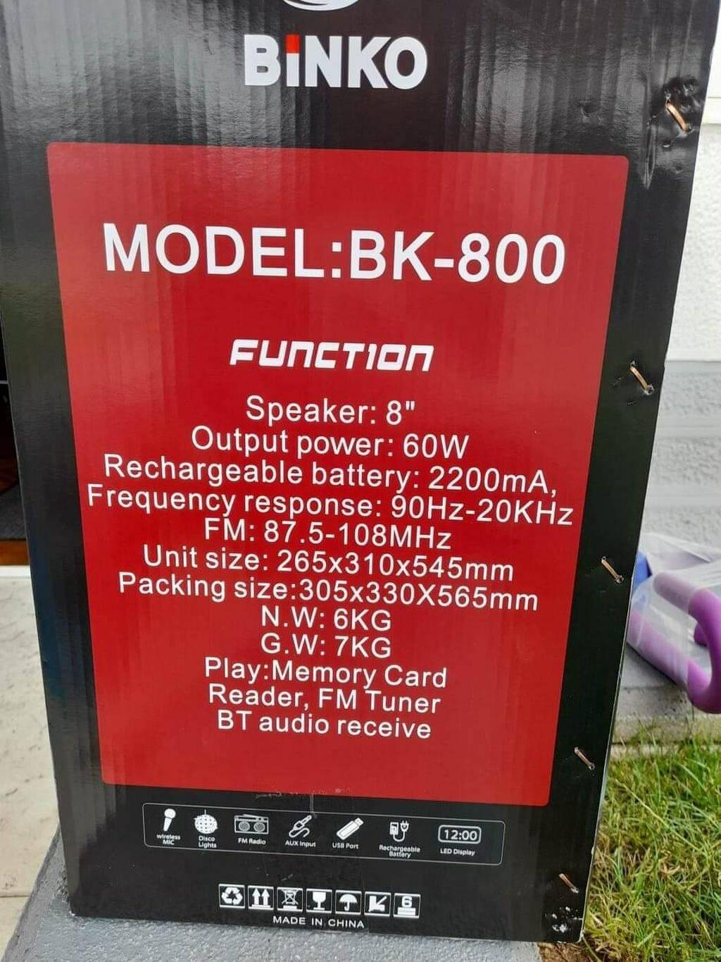Prenosni zvučnik BINKO BK-800 sa ručkom, točkićima i bežičnim mikrofonom.