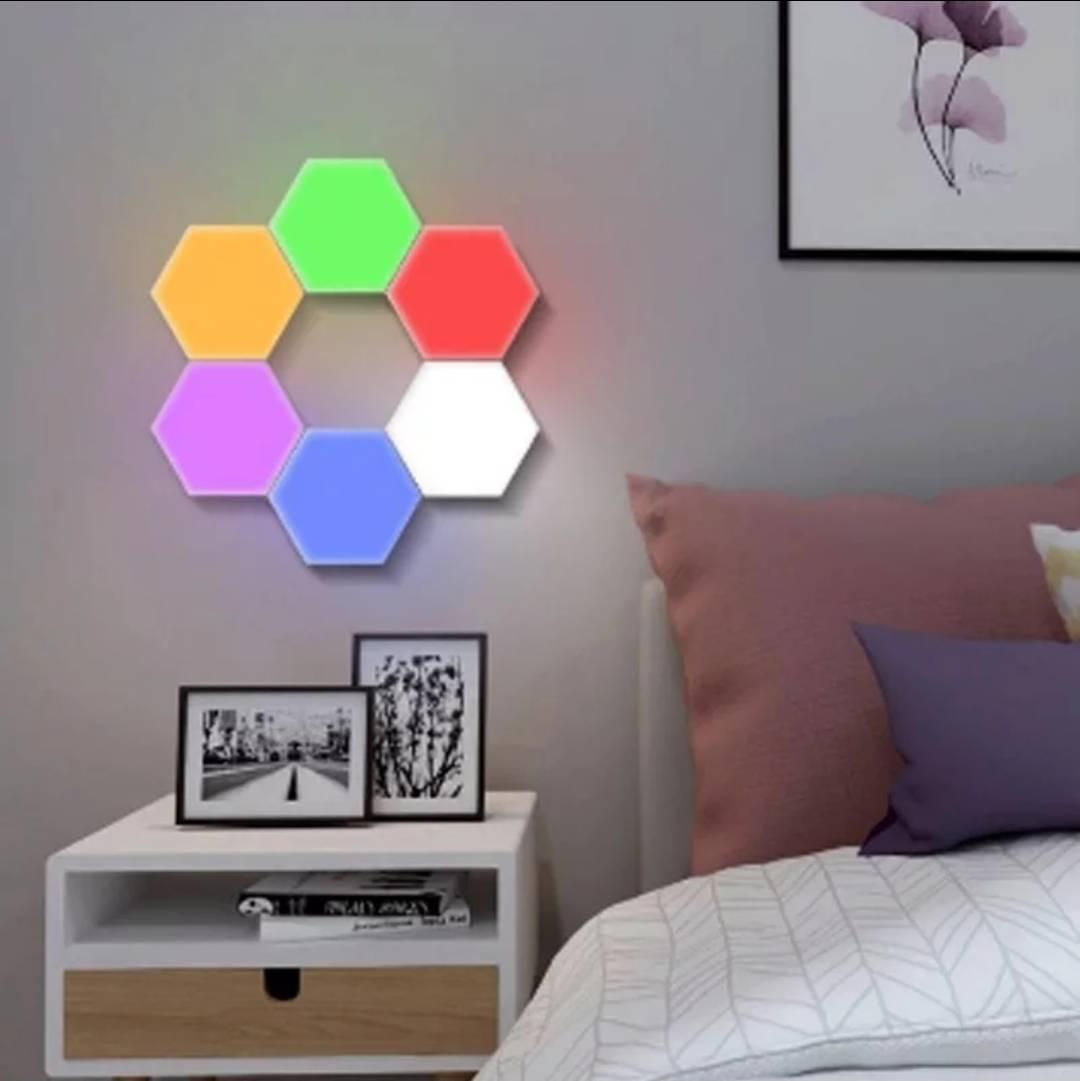Šestougaoni LED panel prikazan kao deo sistema za osvetljenje.