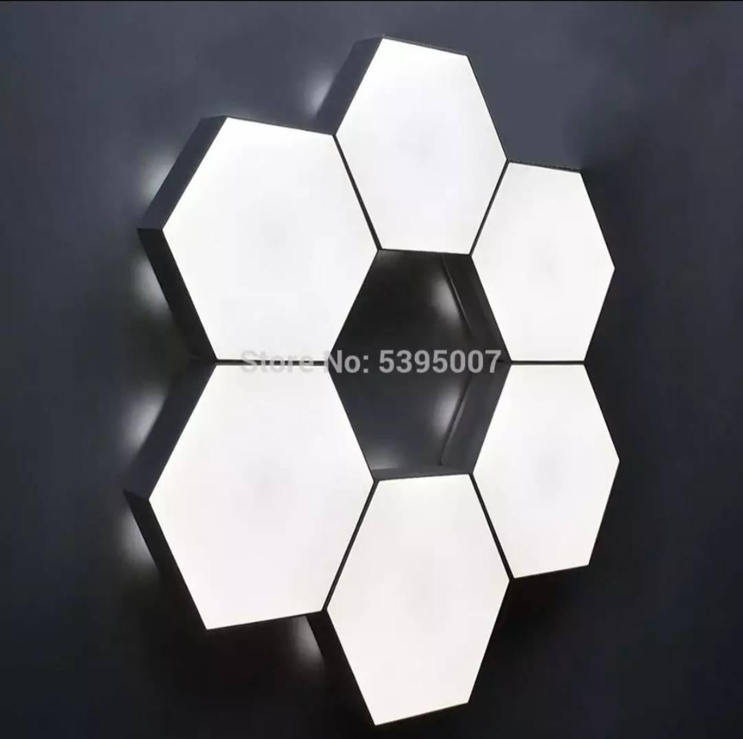 Šestougaoni LED panel prikazan spreda, sa ujednačenom svetlosnom površinom.