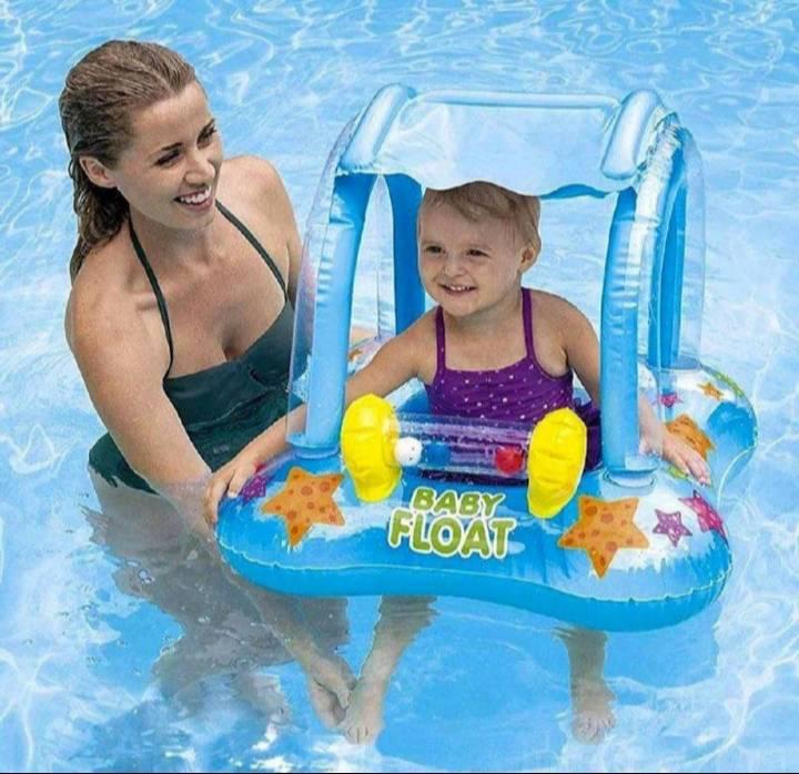 Na slici je šlauf za bebe sa zaštitom od sunca.