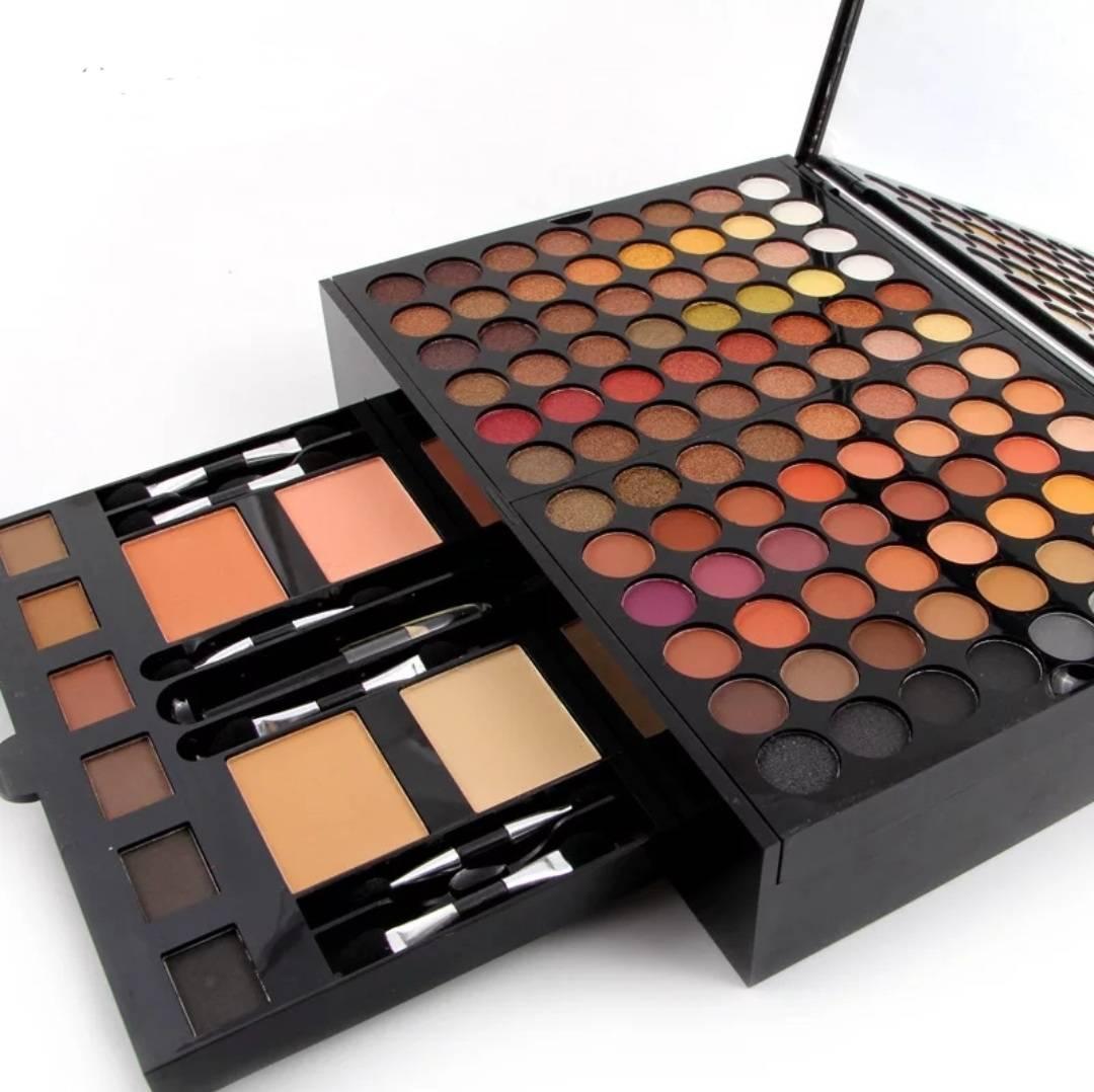 Paleta za šminkanje Miss Rose sa senkama, puderom, bronzerom i bojama za obrve.