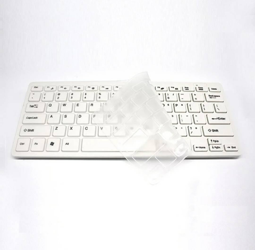 Mini tastatura K03 prikazana uz bežični miš.