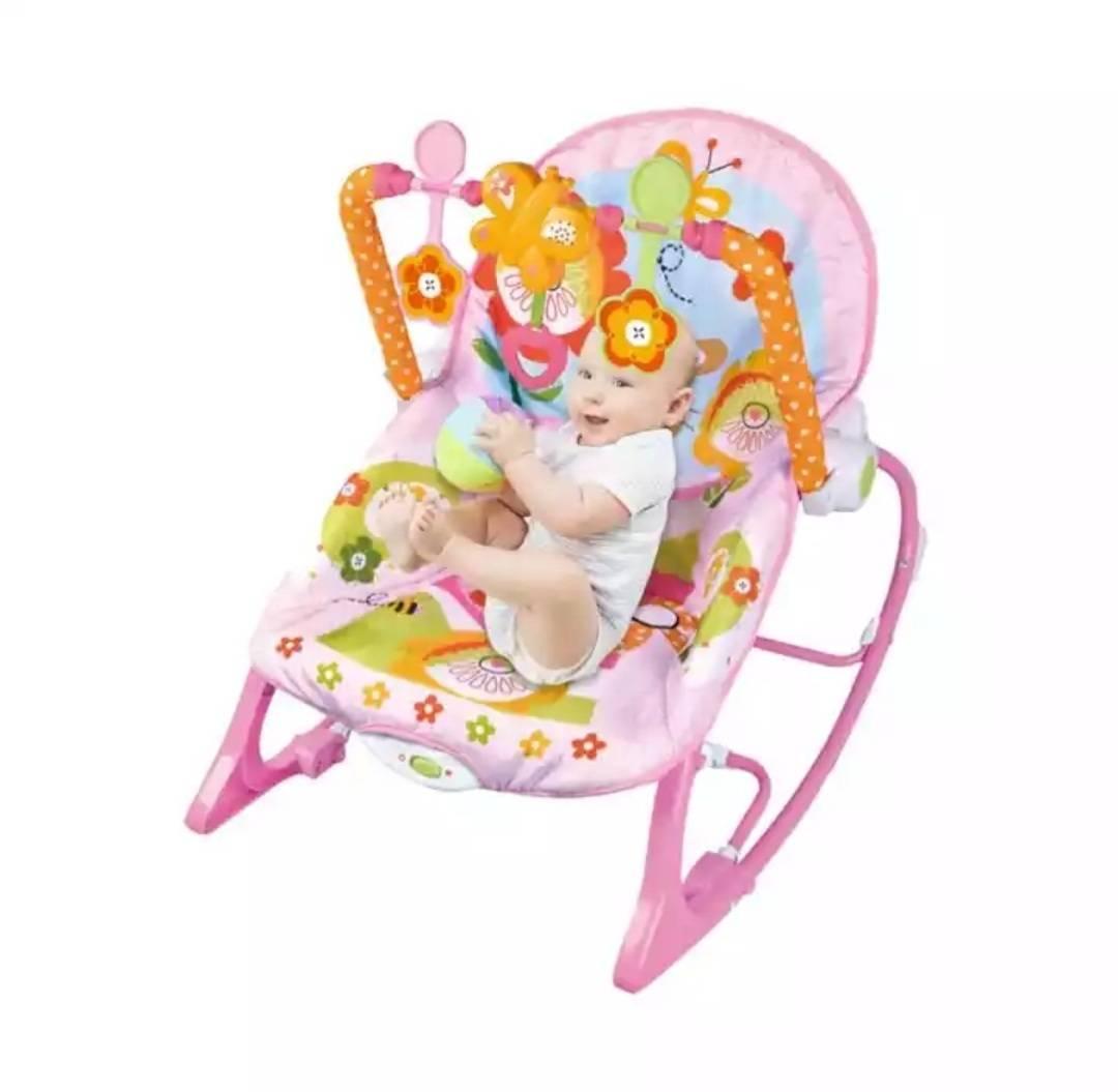 Roze njihalica za bebe sa dubokim sedištem.