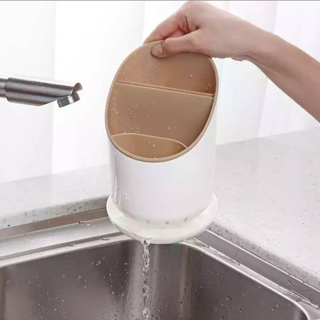 Drenažna ploča posude prikuplja višak vode sa pribora.