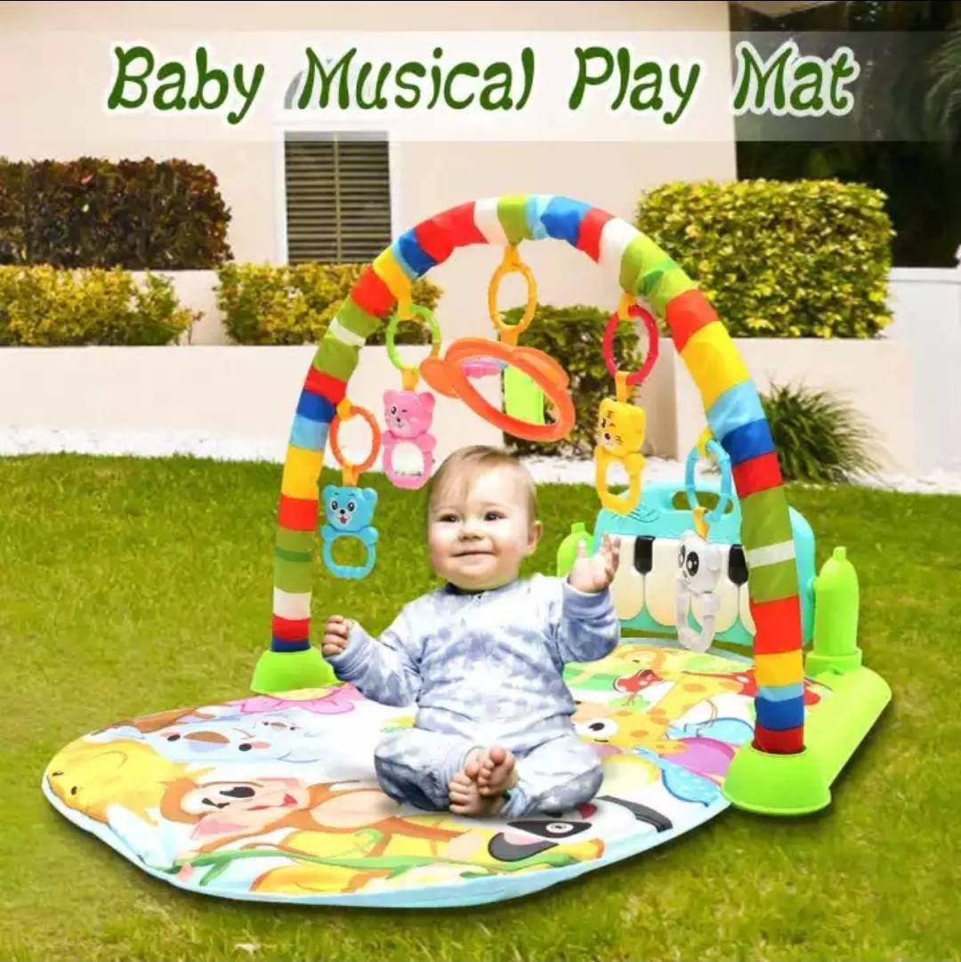Ležaljka za bebe namenjena igri uz muziku i klavir.