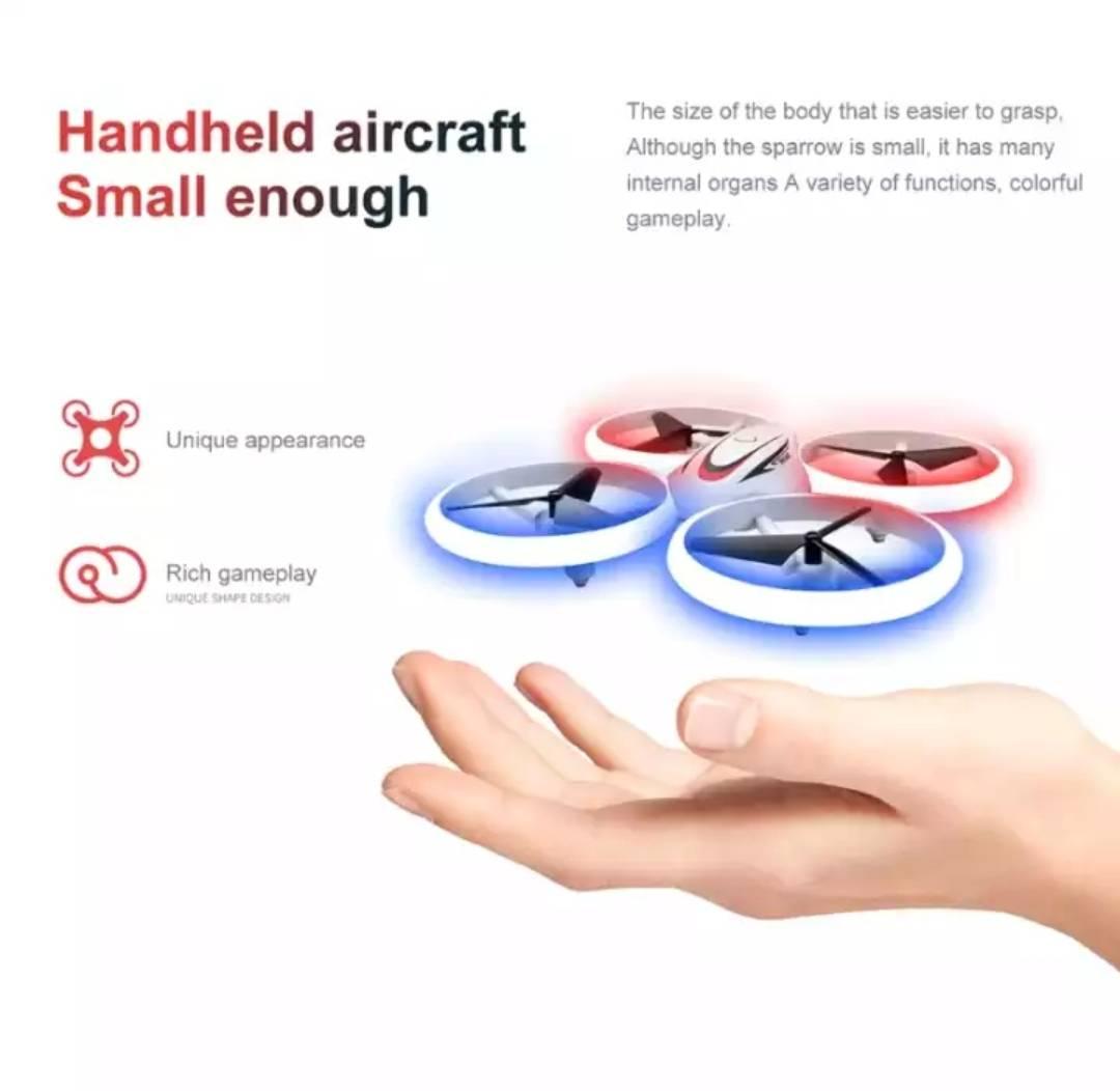 Beli S123 dron ima svetla za let.