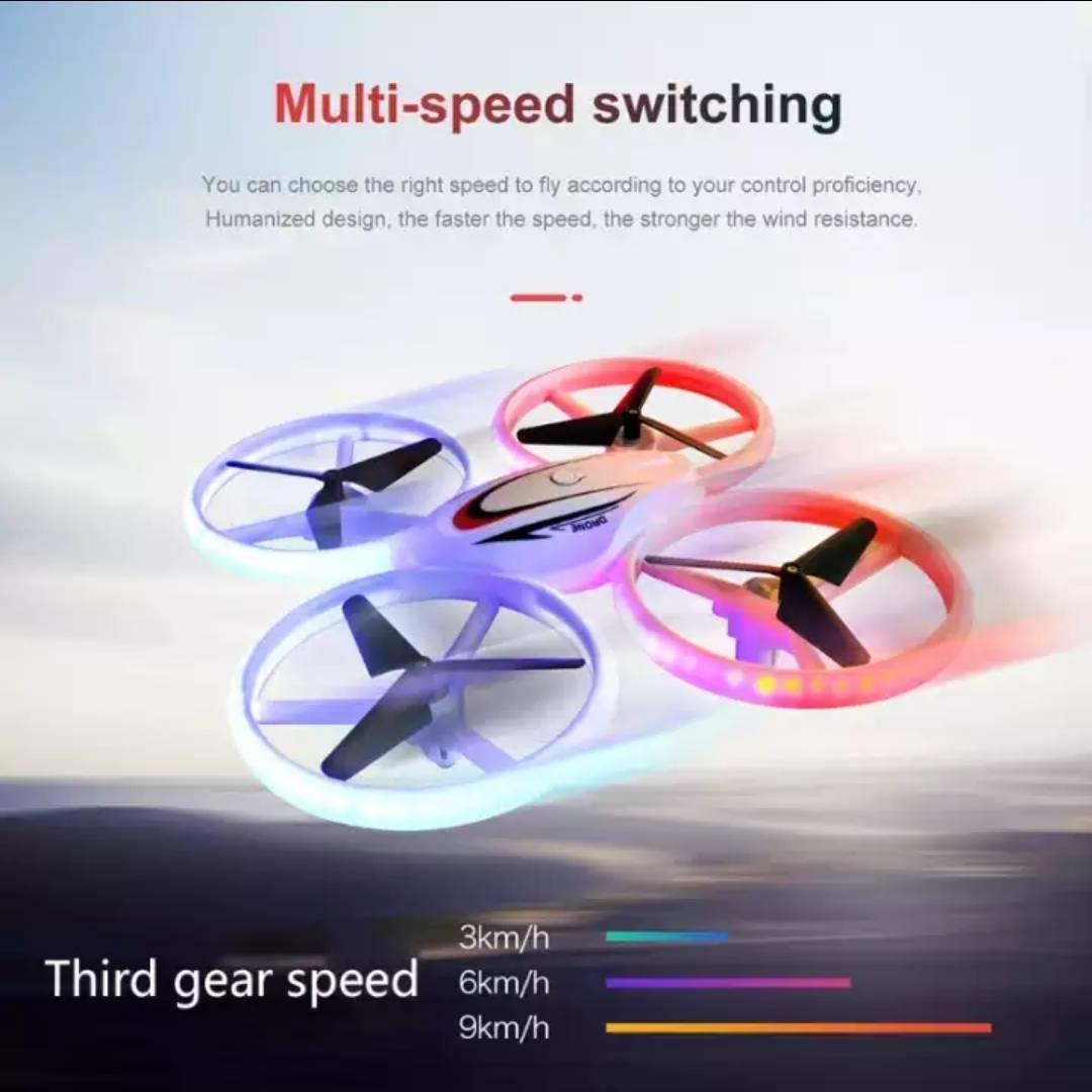Prikazan je beli dron sa svetlima i funkcijama za upravljanje letom.