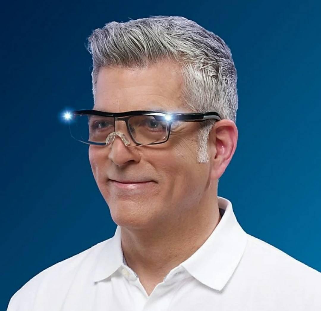 Naočare za posmatranje sitnih detalja sa LED svetlima.