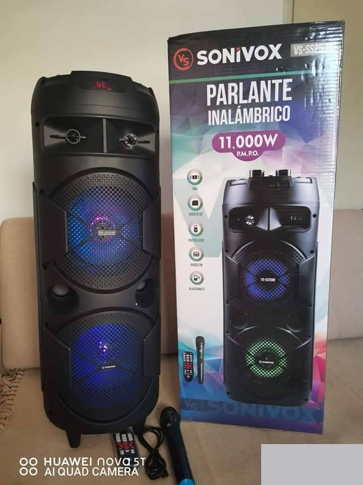 Karaoke zvučnik sa LED osvetljenjem i bežičnim mikrofonom.