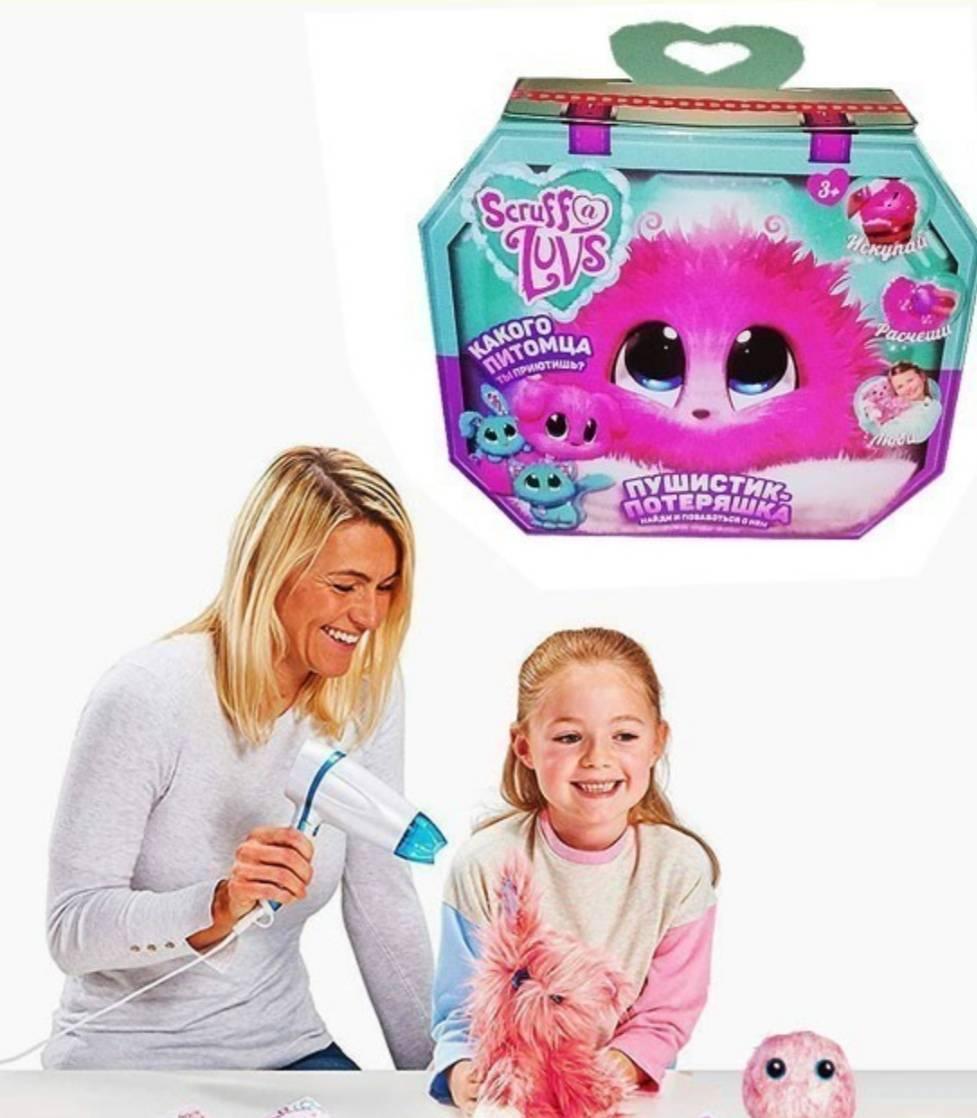 Roze čupavi ljubimac Scruff a Luvs prikazan na fotografiji.