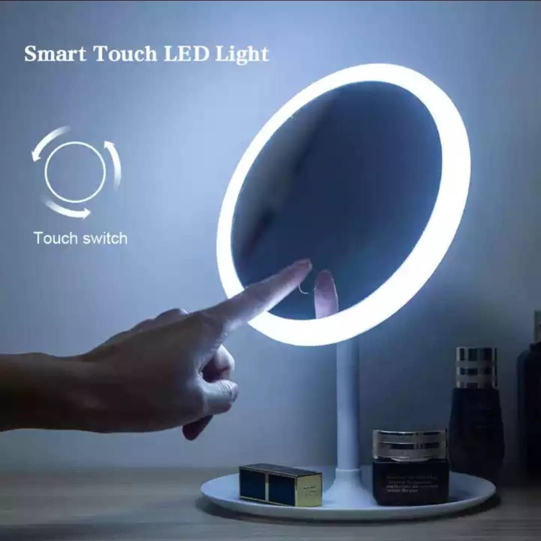 Ogledalo sa LED osvetljenjem namenjeno je pregledu lica i vrata.