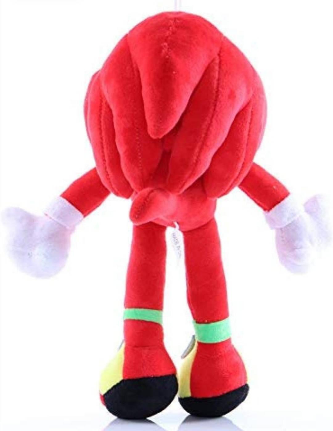 Na slici je plišana igračka u liku Knucklesa iz Sonic serijala.