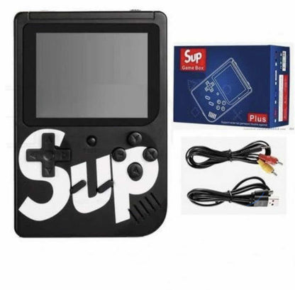 Ručna igraća konzola Sup Game Box sa punjivom baterijom i USB kablom u setu.