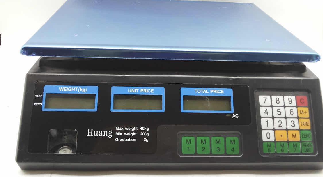 Digitalna vaga prikazuje izmerenu težinu robe u kilogramima.