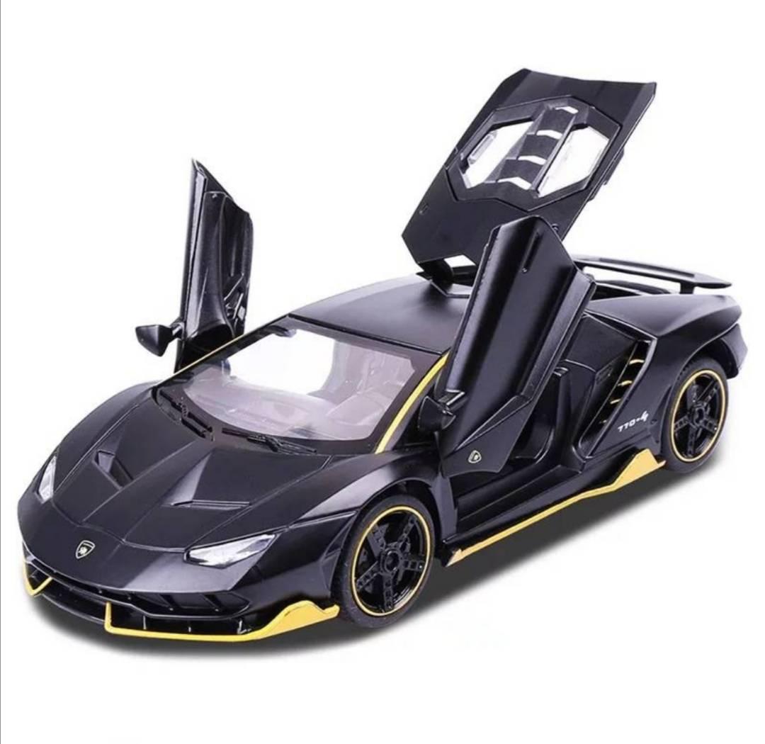 Igračka automobil Lamborghini Aventador sa metalnom izradom.