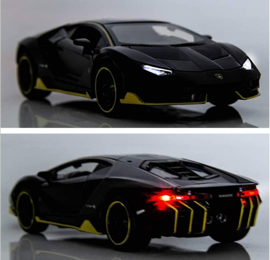 Metalni model Aventadora sa vratima i gepekom koji se otvaraju.