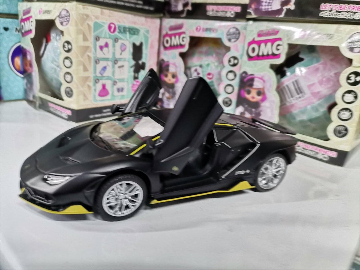 Metalni Lamborghini autić koji se pokreće na potez.