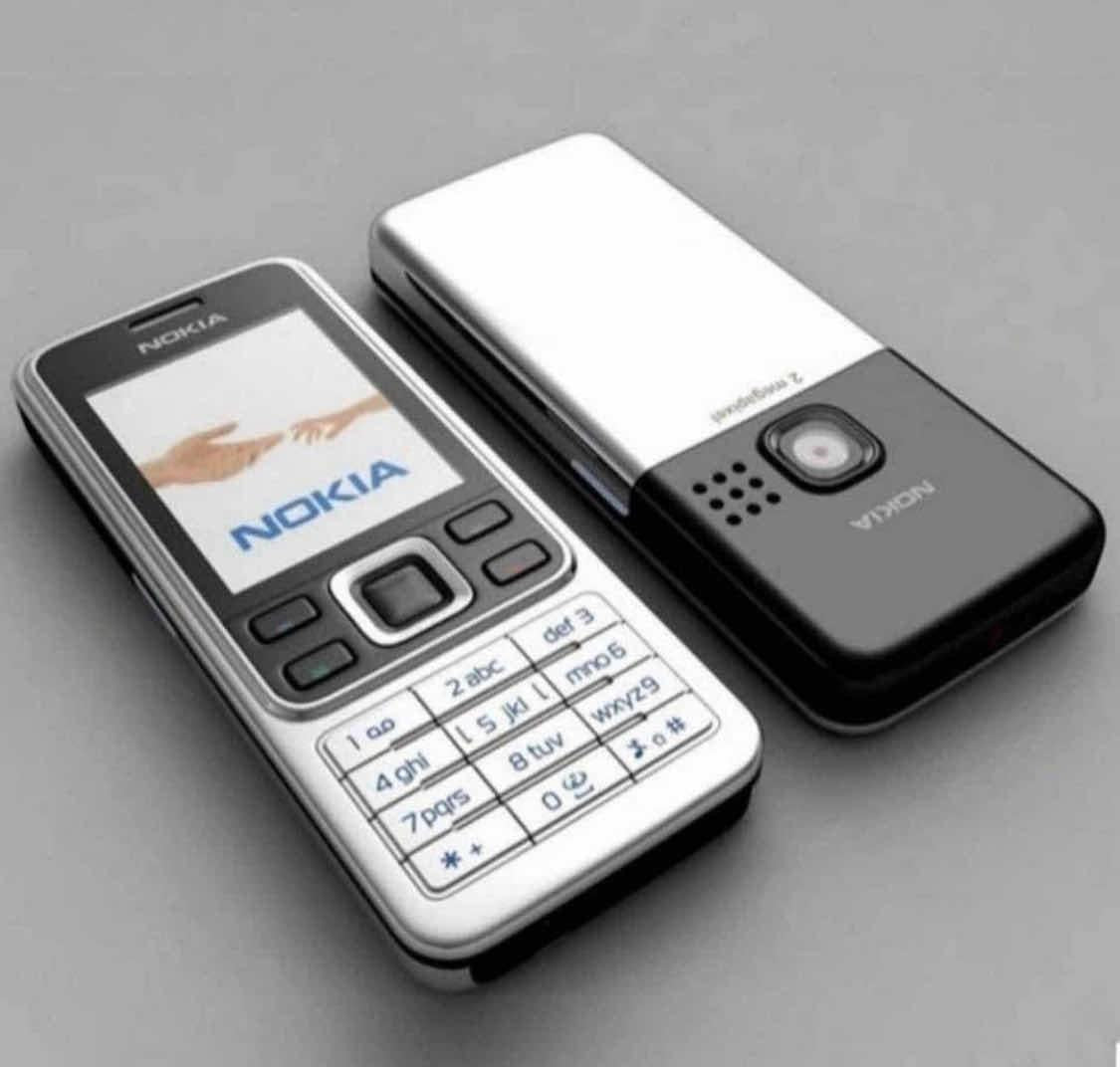 Nokia mobilni telefon sa metalnim kućištem.