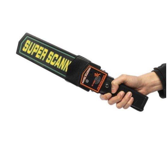 Detektor metala Super Scanner namenjen bezbednosnom pregledu.