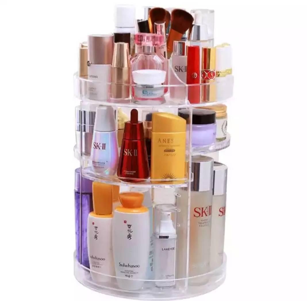 Stalak za šminku koji omogućava pristup kozmetici okretanjem.