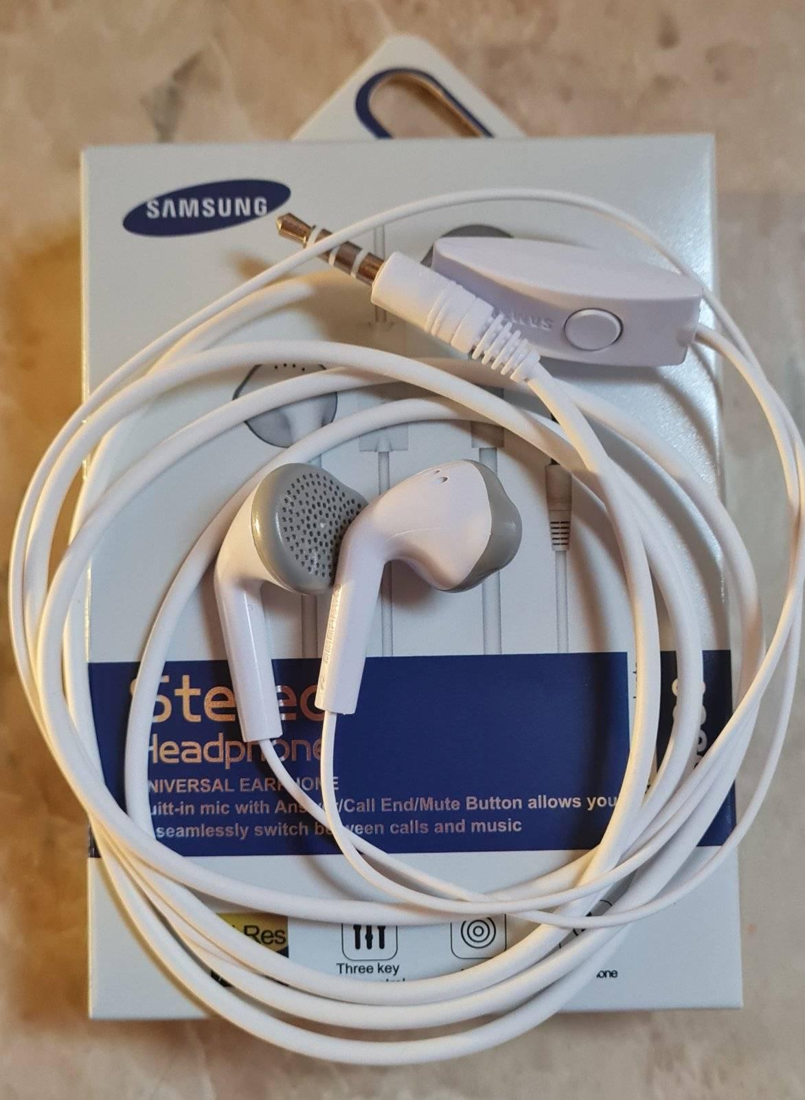 Slušalice Samsung SH330 u beloj boji.