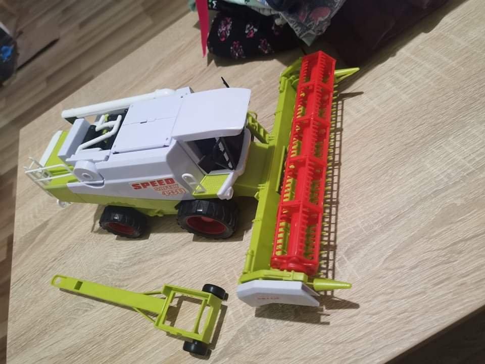 Igračka poljoprivredno vozilo u obliku kombajna.