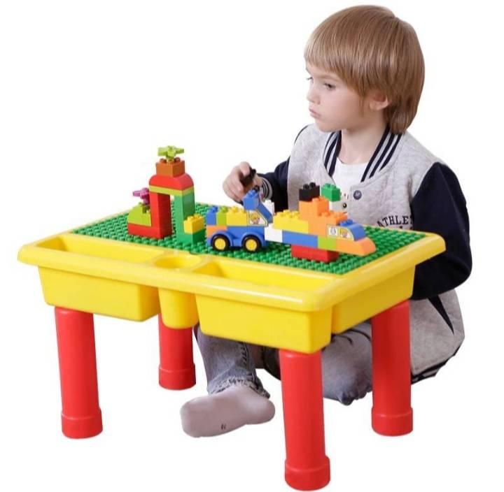 Prikaz stola za kreativnu igru sa kockicama za slaganje.