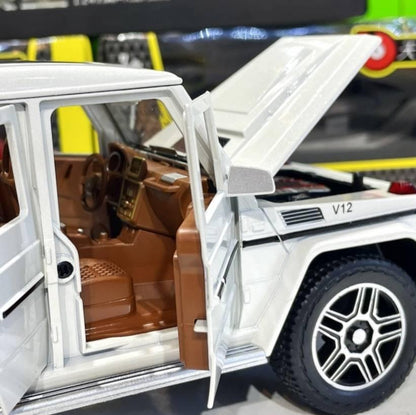 Beli metalni model prikazuje AMG G63 sa gepekom koji se otvara.