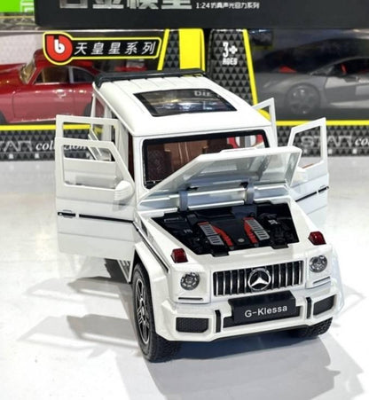 Farovi na belom metalnom autiću AMG G63 mogu da svetle.