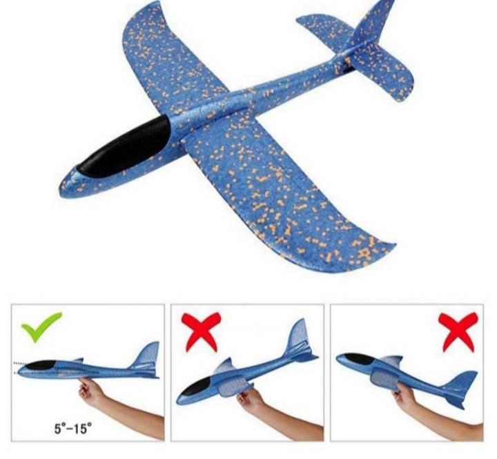 Avion od pene spreman za igru i poletanje bacanjem.