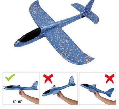 Avion od pene spreman za igru i poletanje bacanjem.