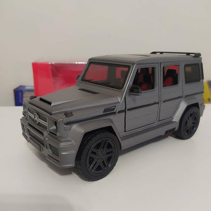 Metalni autić u obliku Mercedes G-klase 65 AMG.