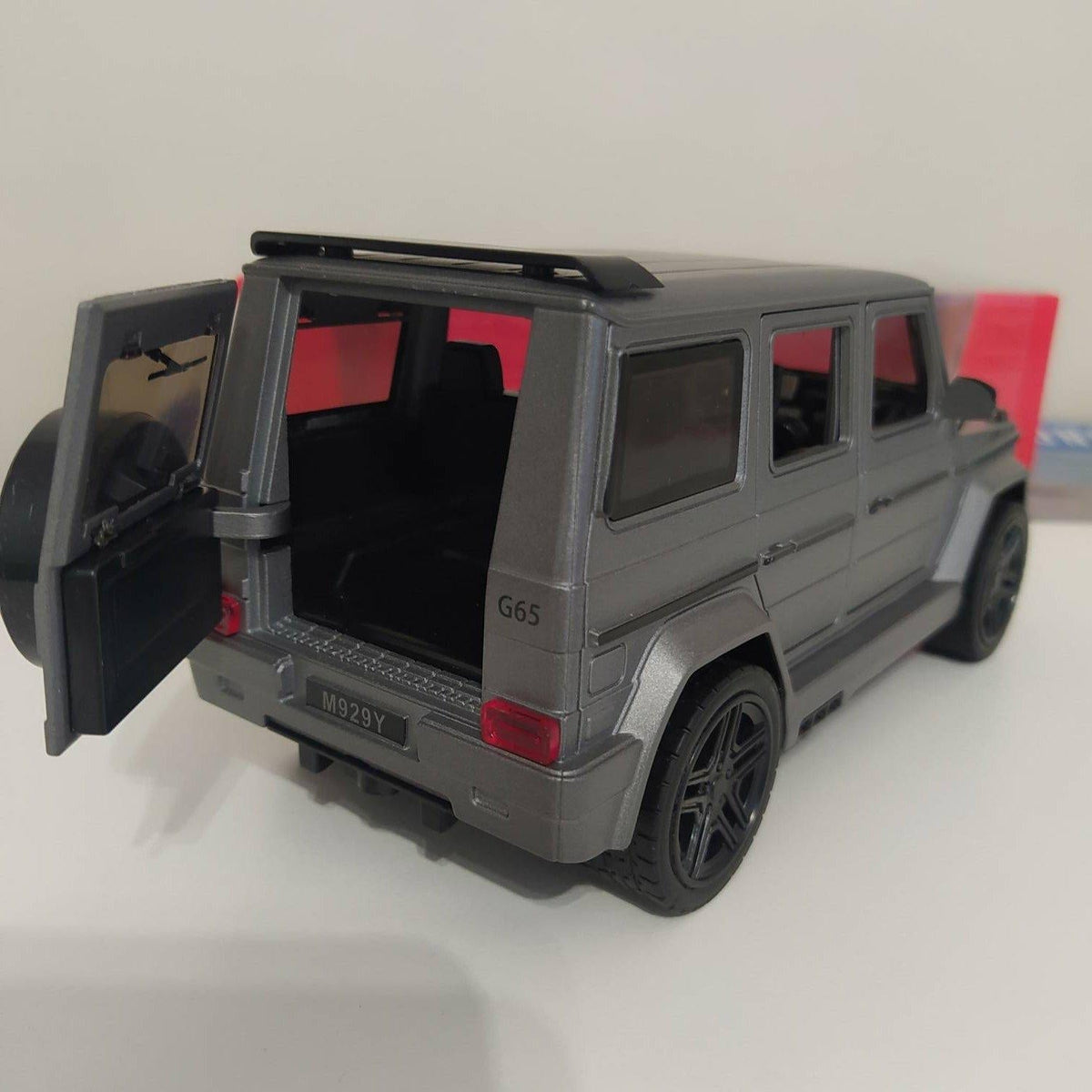 Autić Mercedes G-klase 65 AMG sa vratima koja se otvaraju.