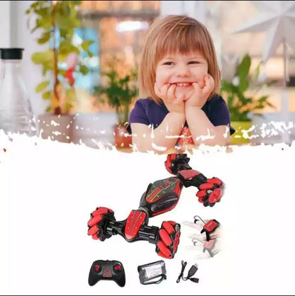 Prikazano je RC vozilo sa senzorom za upravljanje pokretima ruke.
