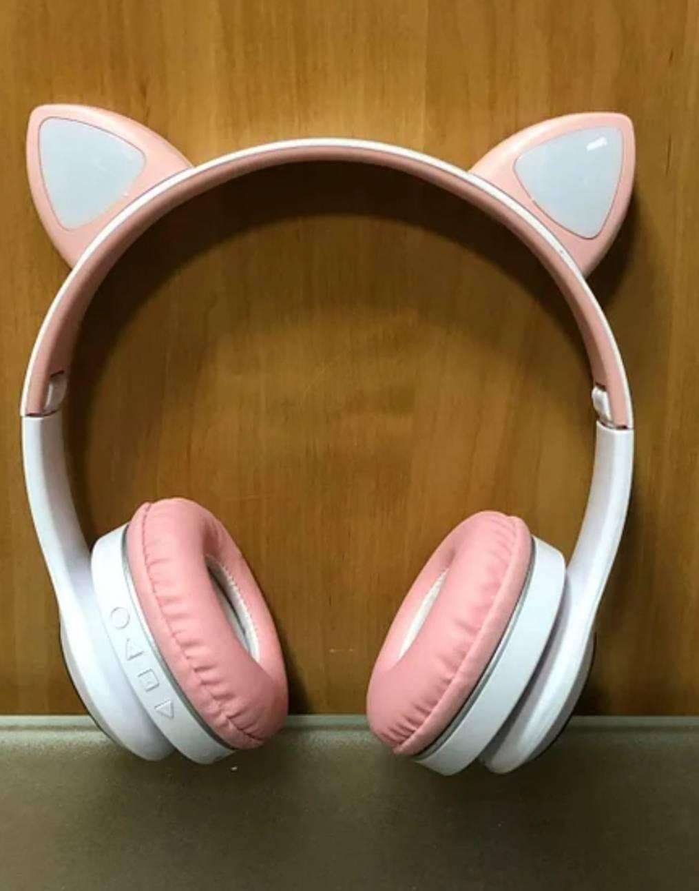 Crne Bluetooth slušalice sa mikrofonom, kontrolama i svetlećim mačjim ušima.