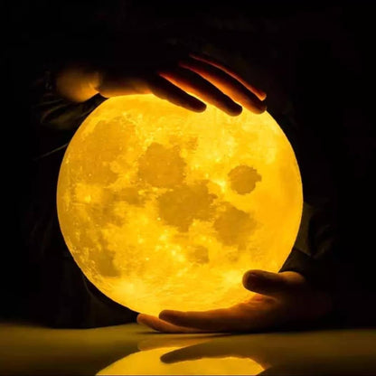 Lampa u obliku Meseca ima površinu sa 3D teksturom.